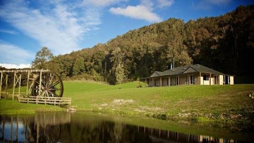 Totara Flat Cabin | Ahaura Lodge & Waterwheel Farm Stay
