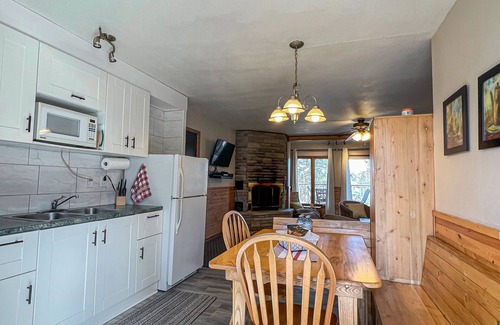Magnetawan Cottage | Ahmic Lake Resort's 2-Bedroom Cottage with Hot Tub (Gray Wolf Cottage)