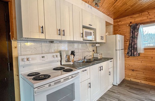 Magnetawan Cottage | Ahmic Lake Resort's 3-Bedroom Cottage (Red Fox Cottage)