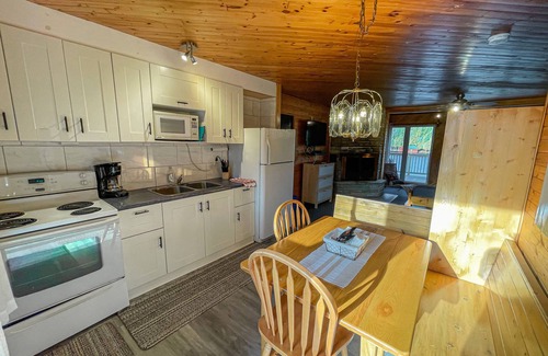 Magnetawan Cottage | Ahmic Lake Resort's 2-Bedroom Cottage (Elk Cottage)