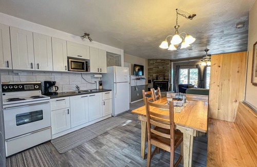 Magnetawan Cottage | Ahmic Lake Resort's 3-Bedroom Cottage Squirrel