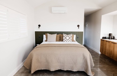 Mangawhai Cabin | Ahuru House a touch of Luxury - Tui Room