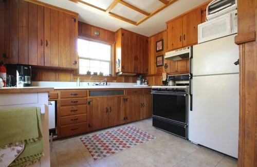 Idyllwild Cabin | Ahwahnee-be Vintage Cabin - Three blocks to town!