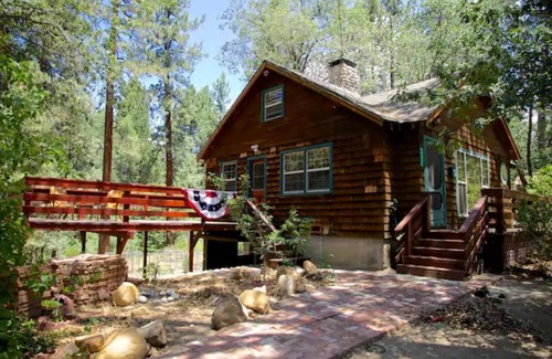 Idyllwild Cabin | Ahwahnee-be Vintage Cabin - Three blocks to town!