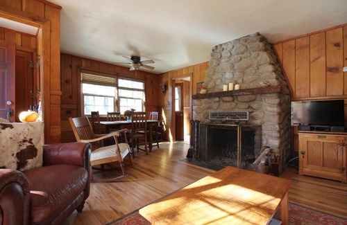 Idyllwild House | Ahwahnee-be Vintage Cabin - Walk to town!