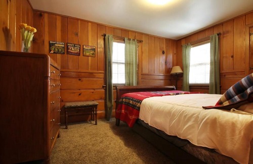 Idyllwild House | Ahwahnee-be Vintage Cabin - Walk to town!