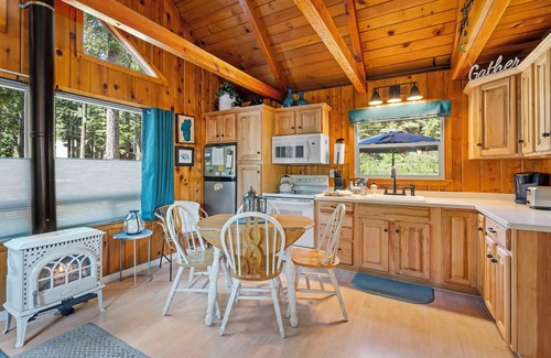 Sunnyside Cabin | Aidenn Cabin - 1 bedroom, loft, 1 bath - Walk to private beach & Restaurants
