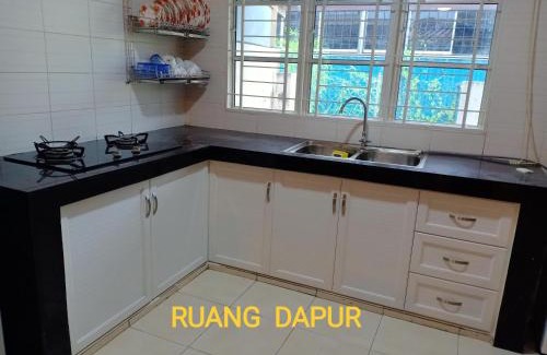 Pusat Komersil Lee Ling House | Aiman's Homestay for Muslim