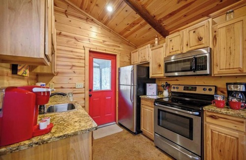 Hochatown Cabin | Ain't Life Grand-Honeymoon Cabin/Hot Tub/Location