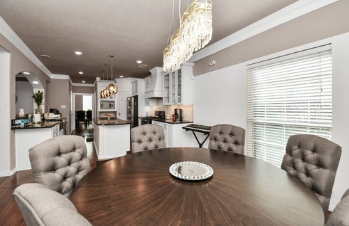 Champion Forest House | AINIK Mini-mansion - Near WILLOWBROOK Mall