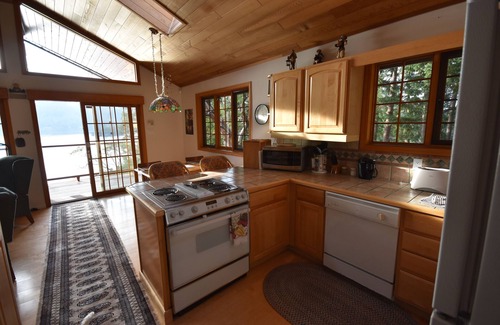 Pender Island Cottage | Ainslie Point Deluxe Waterfront Cottage with Beach and Dock Access