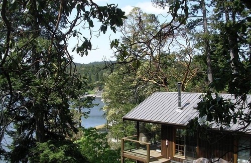Pender Island Cottage | Ainslie Point Deluxe Waterfront Cottage with Beach and Dock Access