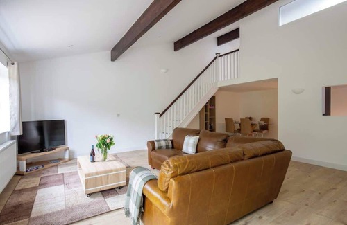 Ampney Crucis House | Aintree | Stylish Cotswolds Stay with Workspace