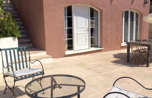 Saint-Jean Apartment | Air-conditioned apartment with large terrace on property with swimming pool
