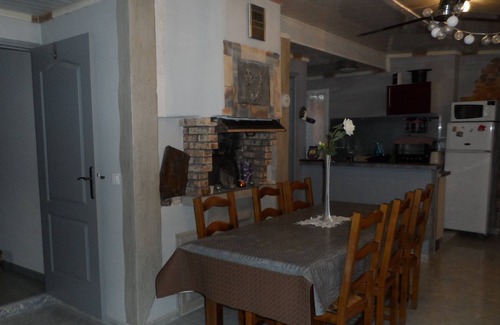 Villeneuve-les-Avignon Villa | Air-conditioned 2-bedroom house large swimming pool from 12pm to 7pm pets welcome