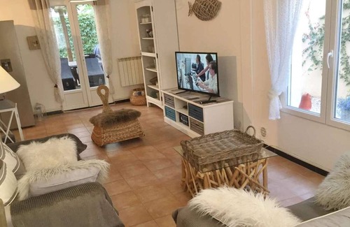 Le Grand Large House | Air-conditioned Canetoise house feet in the water