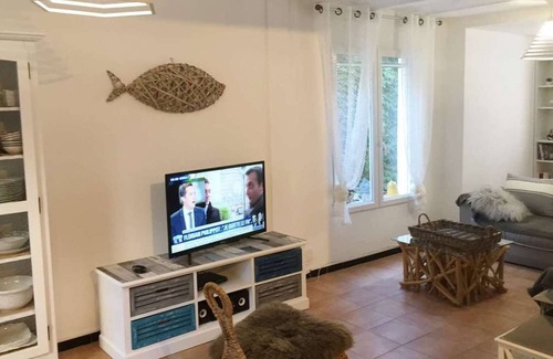 Le Grand Large House | Air-conditioned Canetoise house feet in the water