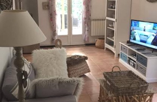 Le Grand Large House | Air-conditioned Canetoise house feet in the water