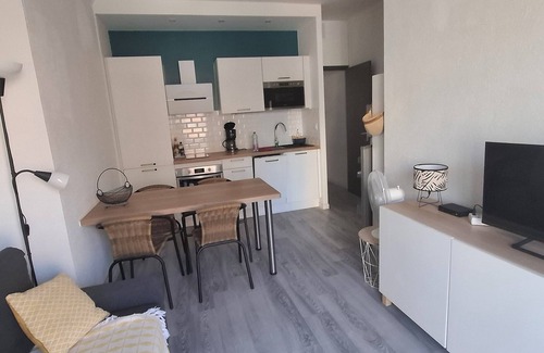 La Jetee Apartment | Air-conditioned apartment 2 steps from the beach. Covered parking space