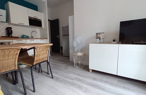 La Jetee Apartment | Air-conditioned apartment 2 steps from the beach. Covered parking space