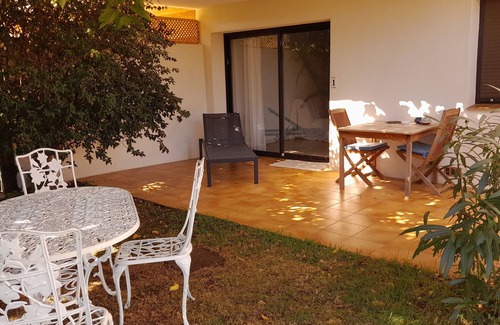 Bormes-Les-Mimosas Apartment | air-conditioned single-storey gîte with swimming pool private parking in peaceful setting
