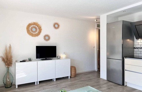 Cavaliere Apartment | Air-Conditioned 1-Bedroom Apartment with Pool, Wi-Fi, and Private Parking at Le Lavandou
