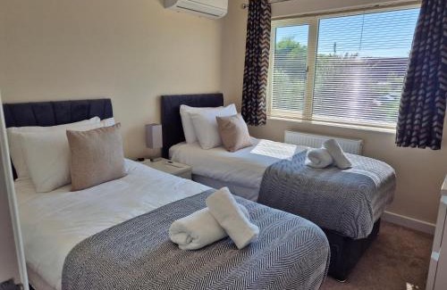 Milton Keynes House | Air Conditioned 3-Bed Home with Garden & Parking