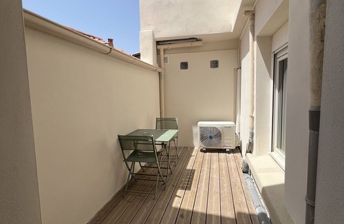 Maraussan Apartment | Air-conditioned city-center T2 with exterior
