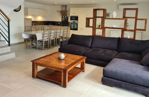 Othis House | Air-conditioned gîte for 6 people / 3 bedrooms / 2Bathrooms / near Paris / Roissy / Senlis / Astérix NEW