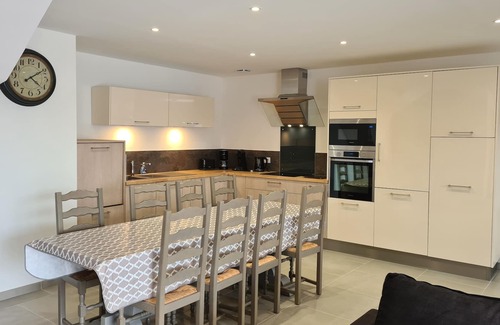 Othis House | Air-conditioned gîte for 6 people / 3 bedrooms / 2Bathrooms / near Paris / Roissy / Senlis / Astérix NEW
