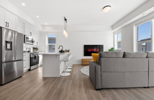 Springbank Hill House | Air Conditioned » Garage » 2BR Townhouse » Sleep 6