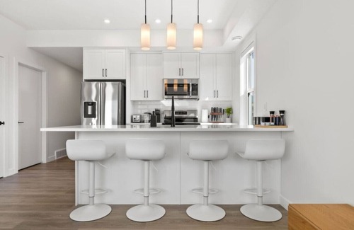 Springbank Hill House | Air Conditioned » Garage » 2BR Townhouse » Sleep 6