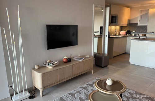 Les Restanques Apartment | Air-conditioned garden apartment with superb sea view - Résidence golf St Tropez