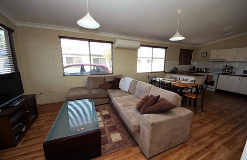Hat Head Apartment | Air conditioned *ground floor own carport * Sheets/Towels not included
