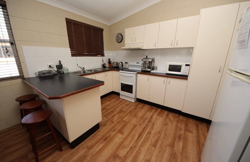 Hat Head Apartment | Air conditioned *ground floor own carport * Sheets/Towels not included