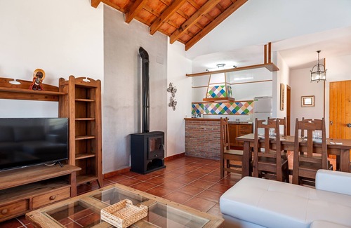 Zahora House | Air-conditioned Holiday Home with Patio, Pool, Wi-Fi and Lawn