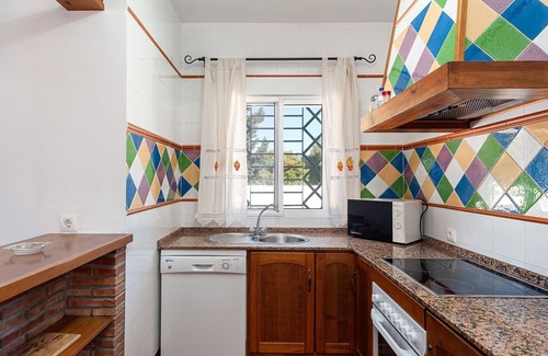 Zahora House | Air-conditioned Holiday Home with Patio, Pool, Wi-Fi and Lawn