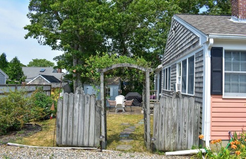 West Dennis House | Air conditioned house by South Village beach!