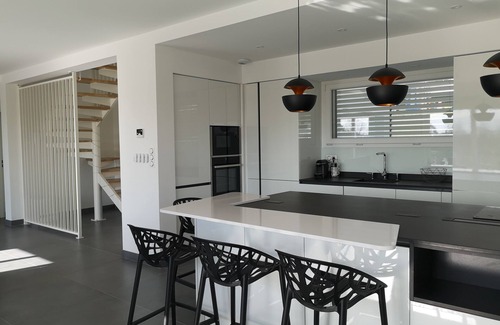 Vacquiers Villa | Air-conditioned house overlooking the Pyrenees with heated pool and covered spa