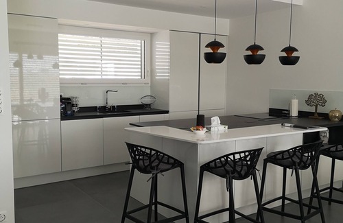Vacquiers Villa | Air-conditioned house overlooking the Pyrenees with heated pool and covered spa