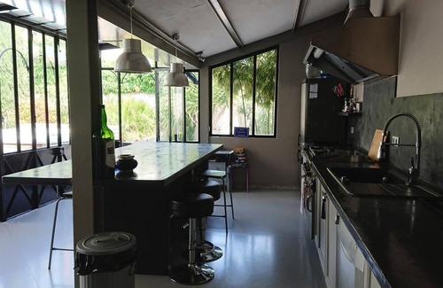 Le Pontet House | Air-conditioned house with jacuzzi, enclosed garden with trees.