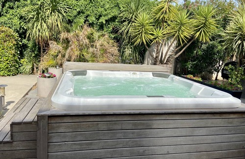 Le Pontet House | Air-conditioned house with jacuzzi, enclosed garden with trees.