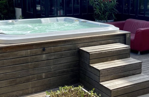 Le Pontet House | Air-conditioned house with jacuzzi, enclosed garden with trees.