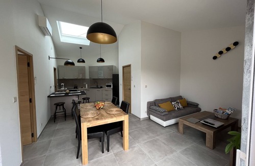 Le Thor House | Air-conditioned house with private pool