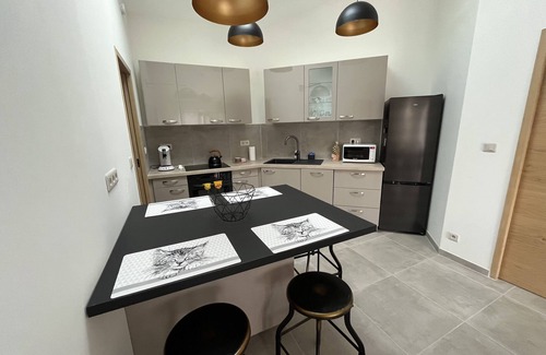 Le Thor House | Air-conditioned house with private pool