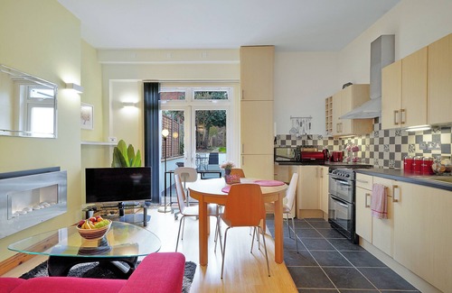 Mapesbury Apartment | Air-conditioned London garden apartment
