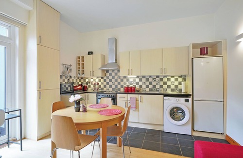 Mapesbury Apartment | Air-conditioned London garden apartment