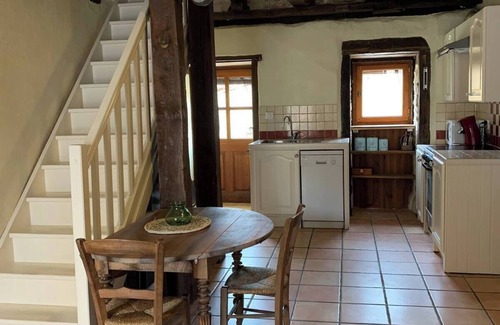 Monpazier House | Air-conditioned medieval house with garden, linen included
