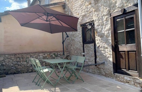 Monpazier House | Air-conditioned medieval house with garden, linen included