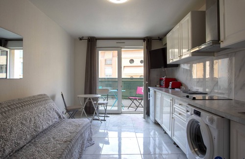 La Madeleine Apartment | Air-conditioned studio district Bornala